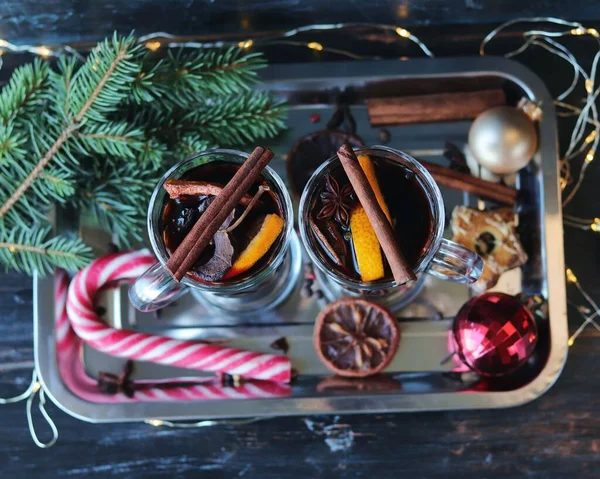Boisson Noël Traditionnelle Tasses Avec Vin Chaud Épices Branches Sapin — Photo