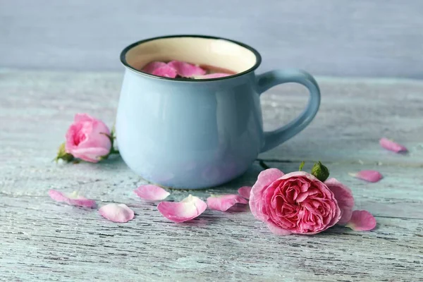 Chá Quente Com Pétalas Rosa Uma Xícara Grande Flores Frescas — Fotografia de Stock