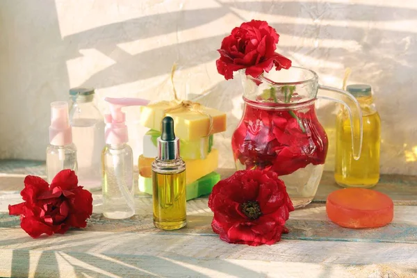 Verse Rozen Spray Flessen Met Aromatische Olie Een Houten Tafel — Stockfoto