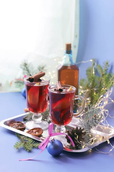 Kerst Speelgoed Bekers Met Glühwein Specerijen Sparren Takken Verlichting Een — Stockfoto