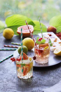 Portakal suyu, böğürtlen, nane yaprağı ve masada buz, ev yapımı kokteyller, sağlıklı yaşam tarzı.