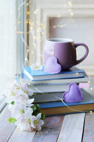 Secangkir Kopi Setumpuk Buku Hati Dan Bunga Apel Atas Jendela — Stok Foto