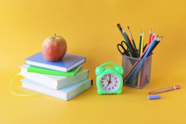 Okul kâğıdı, masa başında çalar saat, evde öğrenme konsepti, okula dönüş. 