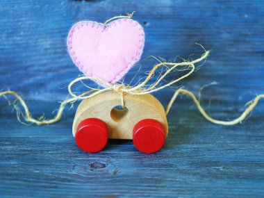 Kalp oyuncak bir arabayla teslim edilecek, Sevgililer Günü için tebrik konsepti, kartpostal.