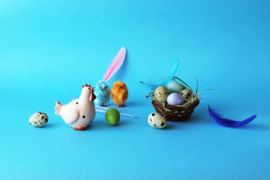 Paskalya yumurtaları, tavuk ve süslemeler parlak bir arka planda, tebrikler, kartpostal