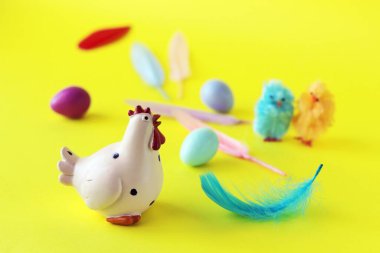 Paskalya yumurtaları, tavuk ve süslemeler parlak bir arka planda, tebrikler, kartpostal 