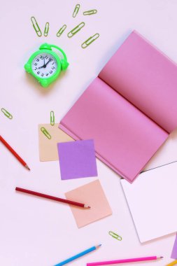Saat, kırtasiye, masadaki boş not defterleri, üst görünüm 
