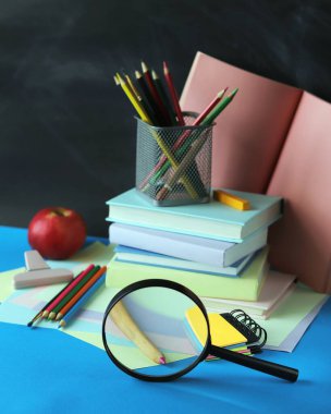 Okula, kitaplara, büyüteçlere, elmaya, not defterlerine ve kalemlere geri dönmek, öğrenme konseptine dönmek. 