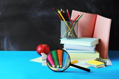 Okula, kitaplara, büyüteçlere, elmaya, not defterlerine ve kalemlere geri dönmek, öğrenme konseptine dönmek. 