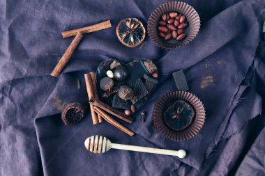 Keten kumaş üzerinde çikolata, tatlı ve baharat, üst manzara, ev yemeği, tatlı yemek.