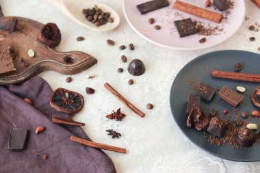 Keten kumaş üzerinde çikolata, tatlı ve baharat, üst manzara, ev yemeği, tatlı yemek.
