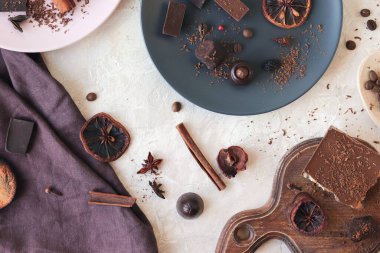 Keten kumaş üzerinde çikolata, tatlı ve baharat, üst manzara, ev yemeği, tatlı yemek.