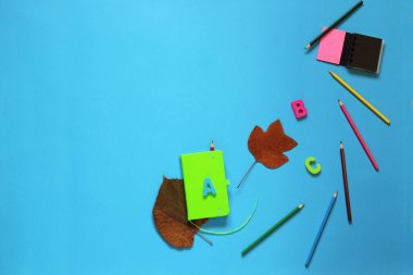 Kırtasiye, kalem, parlak arka plan, üst görünüm, öğrenme konsepti, okula dönüş.