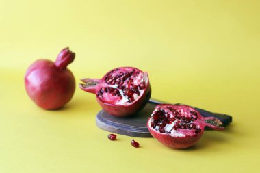 Parlak bir zemin üzerinde olgun nar meyveleri mevsimlik ürünler, sağlıklı yiyecekler, ev yemekleri. 