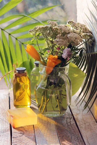 Ein Strauß Heilkräuter Glaskrug Seife Auf Dem Holztisch Naturkosmetik Körperpflegeprodukte — Stockfoto