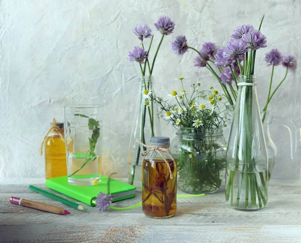 Sträuße Und Tinkturen Von Heilkräutern Glascontainern Auf Einem Holztisch Naturkosmetik — Stockfoto