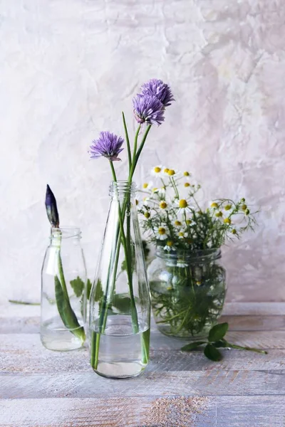 Boeketten Tincturen Van Geneeskrachtige Kruiden Glazen Recipiënten Een Houten Tafel — Stockfoto