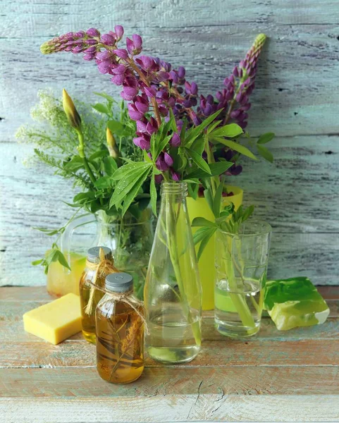 Ramo Hierbas Flores Útiles Jabón Natural Aceite Aromático Sobre Fondo — Foto de Stock