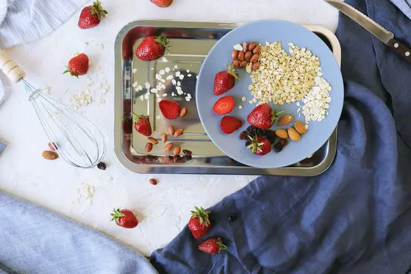 Ingredientes Saludables Para Desayuno Sobre Mesa Fresas Avena Nueces Sobre — Foto de Stock