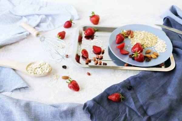 Ingredientes Saludables Para Desayuno Sobre Mesa Fresas Avena Nueces Sobre — Foto de Stock