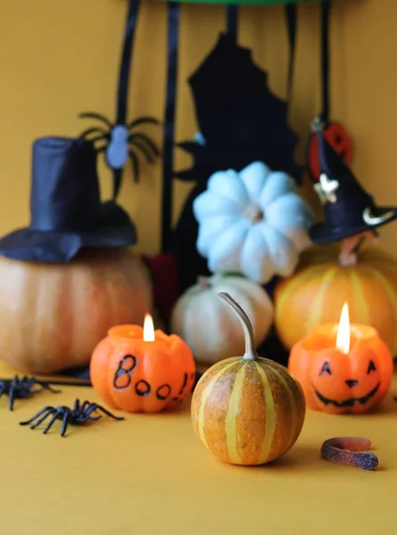 Mystische Halloween Dekorationen Brennende Kerzen Auf Hellem Hintergrund Glückwünsche Postkarte — Stockfoto