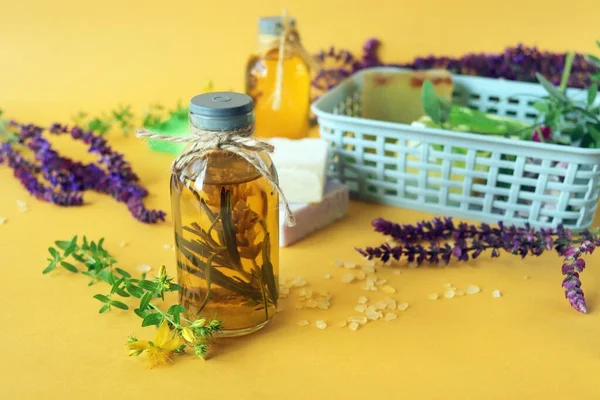 Aceite Aromático Hierbas Medicinales Jabón Natural Sal Sobre Fondo Brillante — Foto de Stock