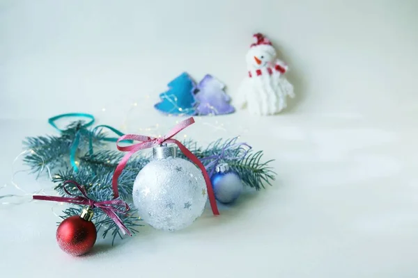 Weihnachtskugeln Schneemann Baum Auf Hellem Hintergrund Gratulationskonzept Postkarten Platz Zum — Stockfoto