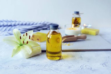 Doğal el yapımı sabun, taze çiçek, yanan mumlar, deniz tuzu, yağ ve masadaki tıbbi bitkiler, spa, bakım ve rahatlama için doğal kozmetik ürünleri.