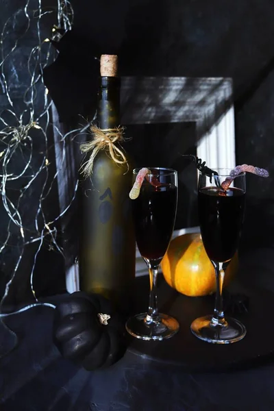 Halloween Drinks Wein Kürbisse Mystische Dekorationen Auf Schwarzem Hintergrund Cocktail Stockbild