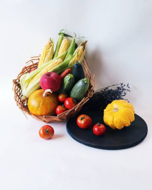 Bir sepette taze sebzeler, hafif bir arka plan, organik doğal ürünler, sağlıklı yiyecekler, ev yemekleri.