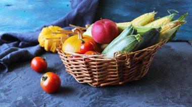Bir sepetin içinde taze taze sebzeler, beton bir masa, organik doğal ürünler, sağlıklı yiyecekler, ev yemeği.