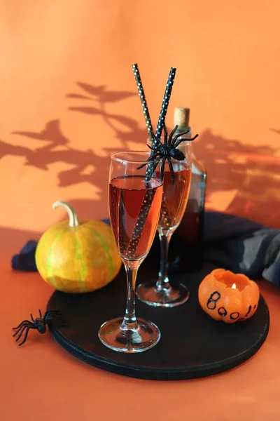 Bebidas Halloween Vino Calabaza Vela Encendida Sobre Fondo Oxidado Concepto — Foto de Stock