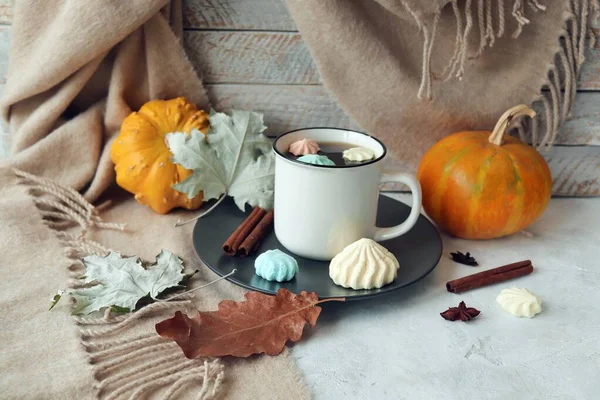 Tasse Kaffee Baiser Kürbis Blätter Kaschmirdecke Das Konzept Des Wohnkomforts lizenzfreie Stockfotos