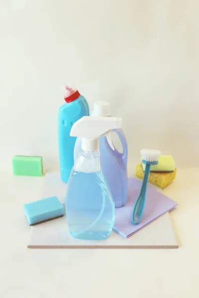 Plastik Şişelerdeki Sıvı Deterjanlar Masadaki Temizlik Ürünleri Hafif Arka Plan — Stok fotoğraf