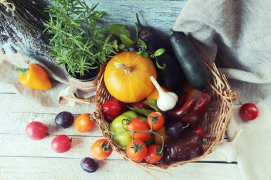 Sepetteki sebzeler ve meyveler, baharatlı otlar, ahşap bir masa, sonbahar, hasat konsepti, organik doğal ürünler, sağlıklı yiyecekler, ev yemeği.
