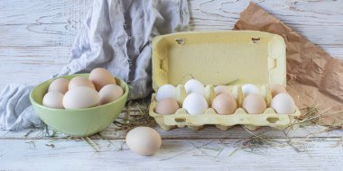 Köy usulü taze çiftlik yumurtaları ahşap bir masada. Taze çiftlik yumurtası çeşitleri..