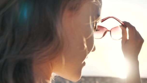 Joven chica sonriente feliz se pone, lleva gafas de sol, disfrutar de hermosa divertida relajarse — Vídeos de Stock