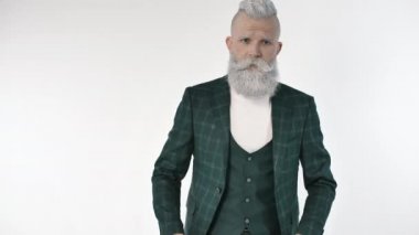 Gülümseyen iş adamı omuz silker, tepkiyi bilmez, modern girişimci emin değildir.