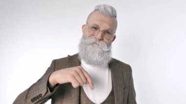 Gülümseyen iş adamı yöneticileri jestleri ve reklam bağlantılarını geçtiler.