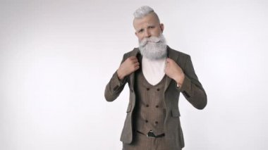 Komik stil başarılı mutlu adam girişimci havalı moda takım elbise giyer.
