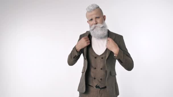 Divertido con estilo exitoso empresario feliz hombre lleva traje de negocios de moda cool — Vídeos de Stock
