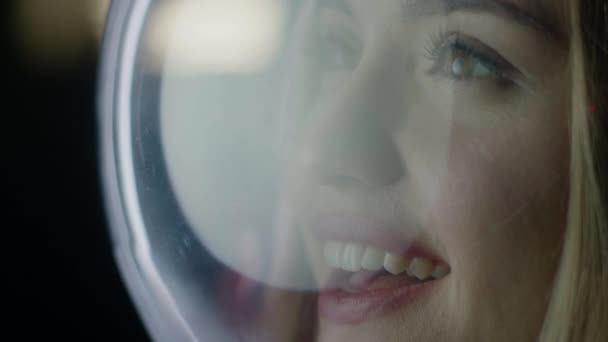Szczęśliwa dziewczyna w kasku astronauty patrzy na gwiazdy kosmosu, niesamowite eksploracji galaktyki — Wideo stockowe