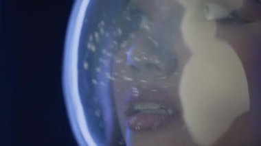 Genç Asyalı astronot kız uzay uçuşundaki yıldızlara bakıyor, gökyüzü keşfi.