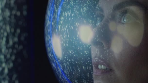 Женщина-астронавт в полете смотрит на космические звезды, космос исследования, открытия — стоковое видео