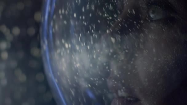 Женщина в шлеме астронавта в космосе, космическом небе, в космосе — стоковое видео