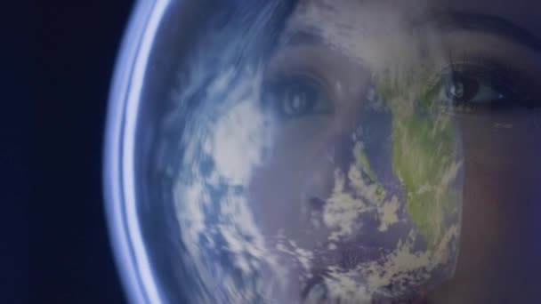 Glücklich lächelnde asiatische Astronautin mit Helm schaut auf den Planeten Erde — Stockvideo