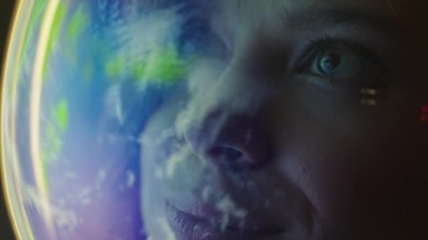 Nő űrhajós visel sisakot, Föld földgömb feltárása, repülés a világ bolygóján — Stock videók
