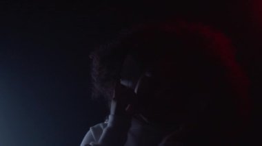 Mutlu Afrikalı Amerikalı çocuk müzik dinliyor, kulaklık takıyor.