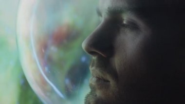 Astronot adam uzayda harika bir kask takıyor. Güzel bir kozmos keşfi.