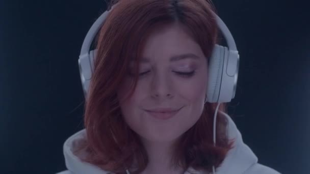 Happy girl danse, écoute de la musique rock avec casque drôle relax en utilisant audio — Video